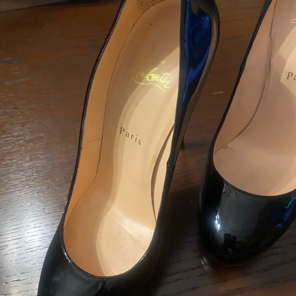 (FITS LIKE A SIZE 9 and 9.5) Christian Louboutin Black only tried on indoors - Picture 12 of 16